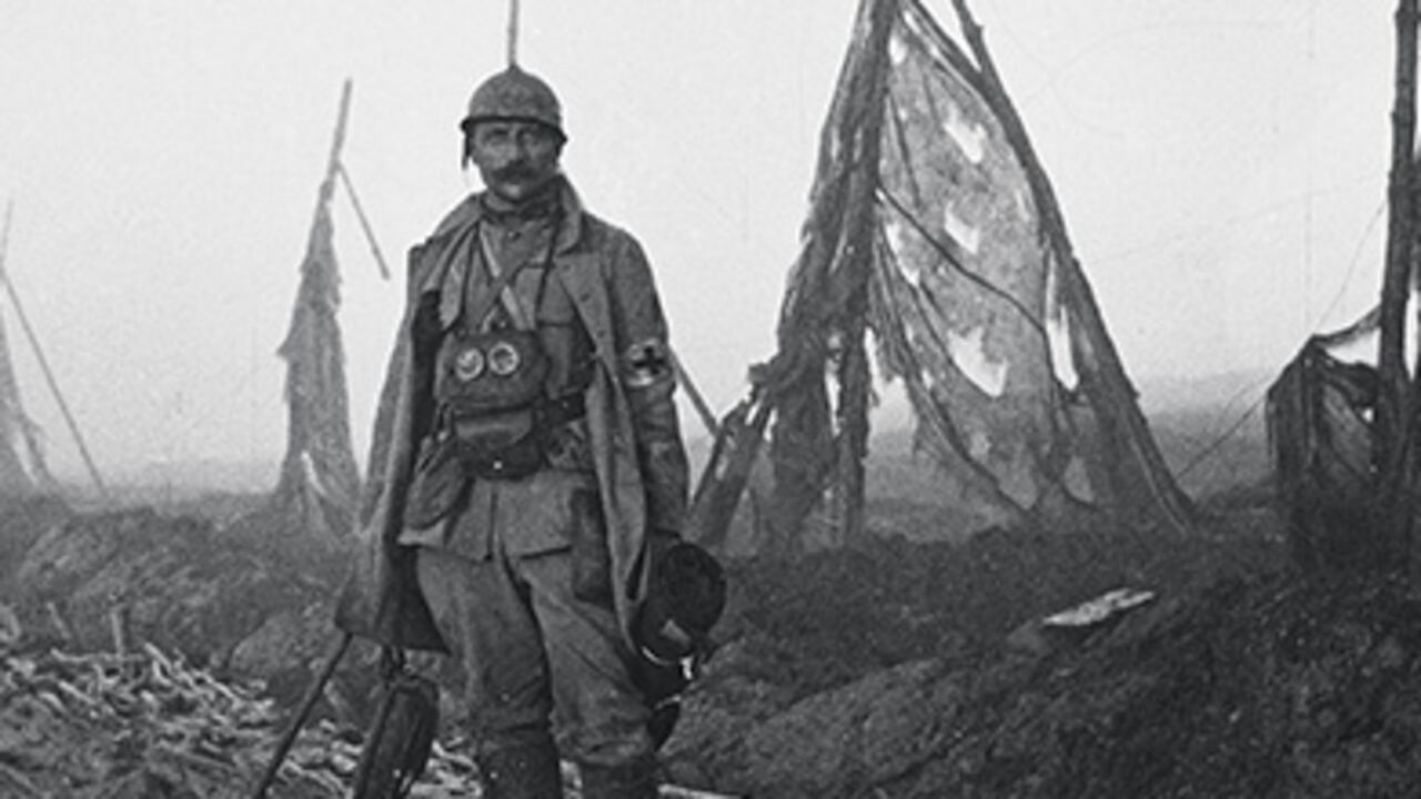 El psiquiatra y médico de guerra Frantz Adam en Verdún, en 1917.