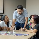 La educación financiera no solo impacta a quienes están bancarizados: también es clave para que poblaciones excluidas aprendan a gestionar mejor sus recursos y mejorar su calidad de vida.