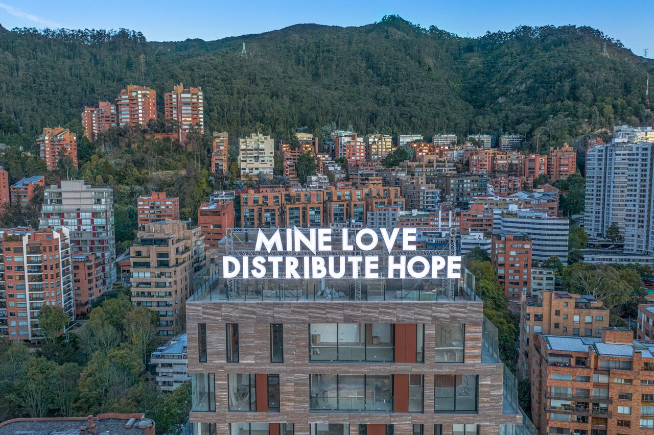 "Mine love distribute hope" de Robert Montgomery en Bogotá. Cortesía de Barcú y el British Council.