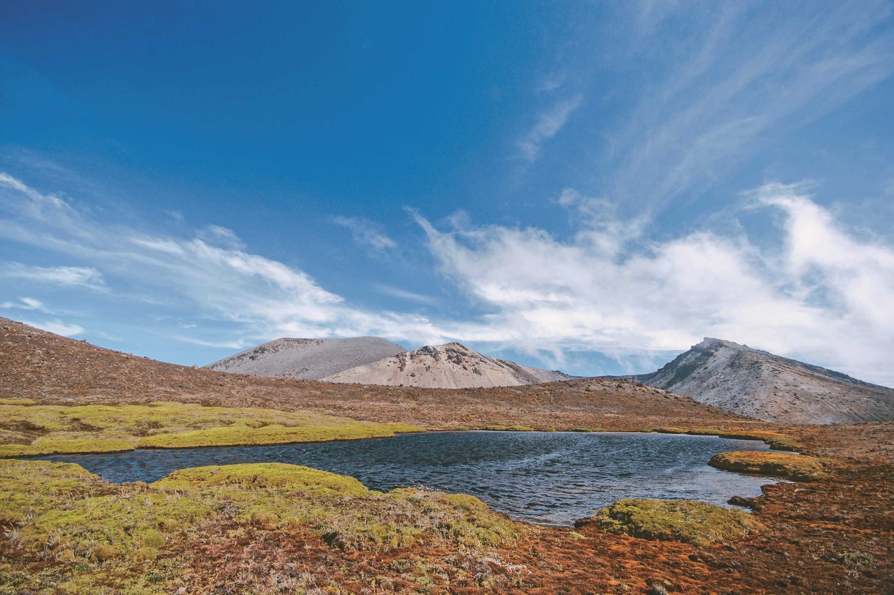 En lengua quechua, puracé significa  ‘montaña de fuego’. Esto se debe a que en este parque natural se levanta la serranía de los Coconucos, una cadena de 11 volcanes de la cual el Puracé es el único activo. En febrero de 2001, guerrilleros del frente 13 de las Farc asesinaron a nueve escaladores y desde entonces el parque se volvió un lugar vetado para el turismo. Sin embargo, cuando la guerrilla se desmovilice, será posible regresar a este santuario natural en el que nacen los principales ríos de Colombia y donde se encuentran más de 30 lagunas cristalinas.