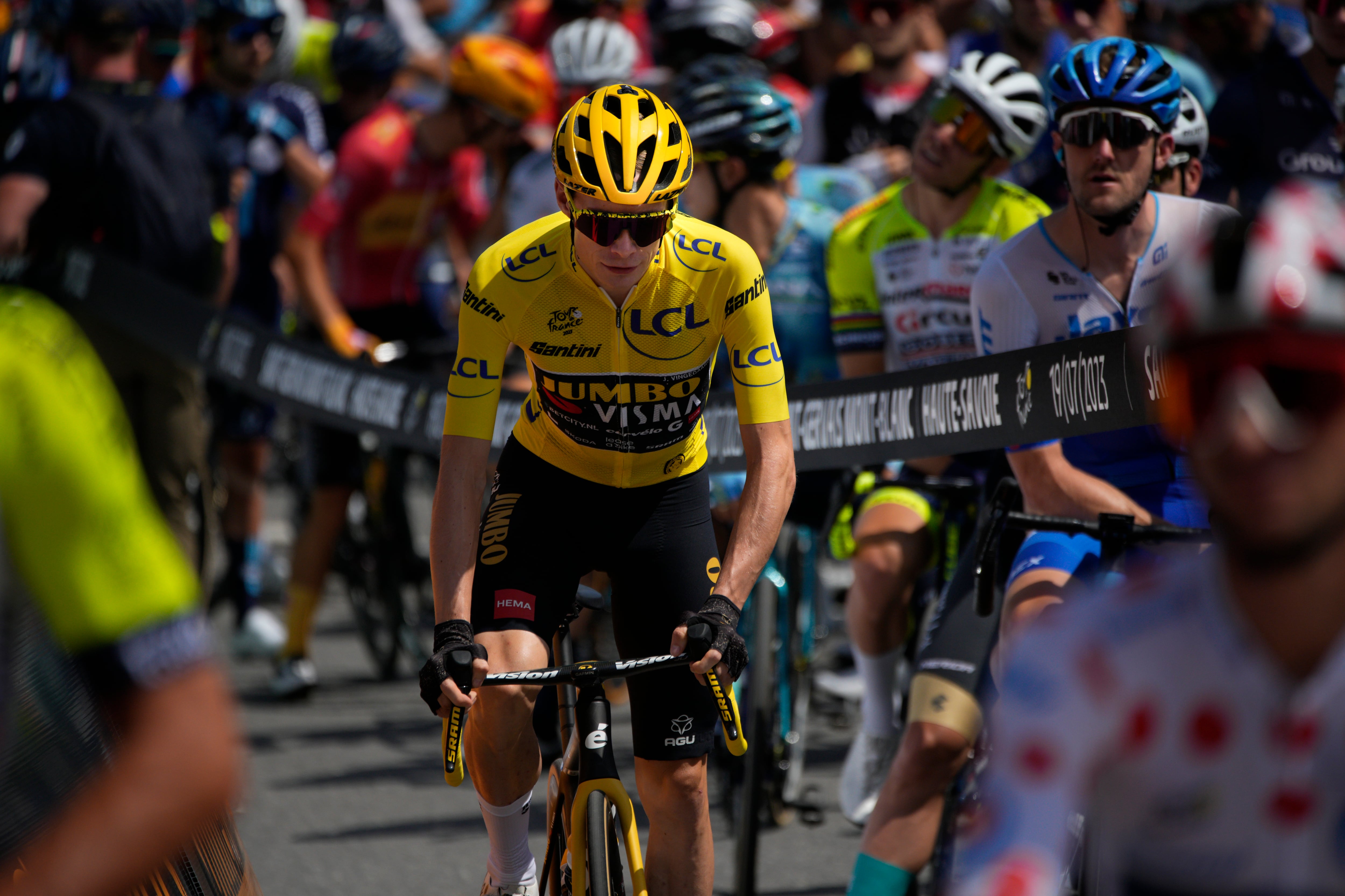 El danés Jonas Vingegaard, vestido con el maillot amarillo de líder general, llega al inicio de la decimoséptima etapa de la carrera ciclista del Tour de Francia de más de 166 kilómetros (103 millas) con inicio en Saint-Gervais Mont-Blanc y final en Courchevel, Francia, el miércoles 19 de julio de 2023. (Foto AP/Daniel Cole)