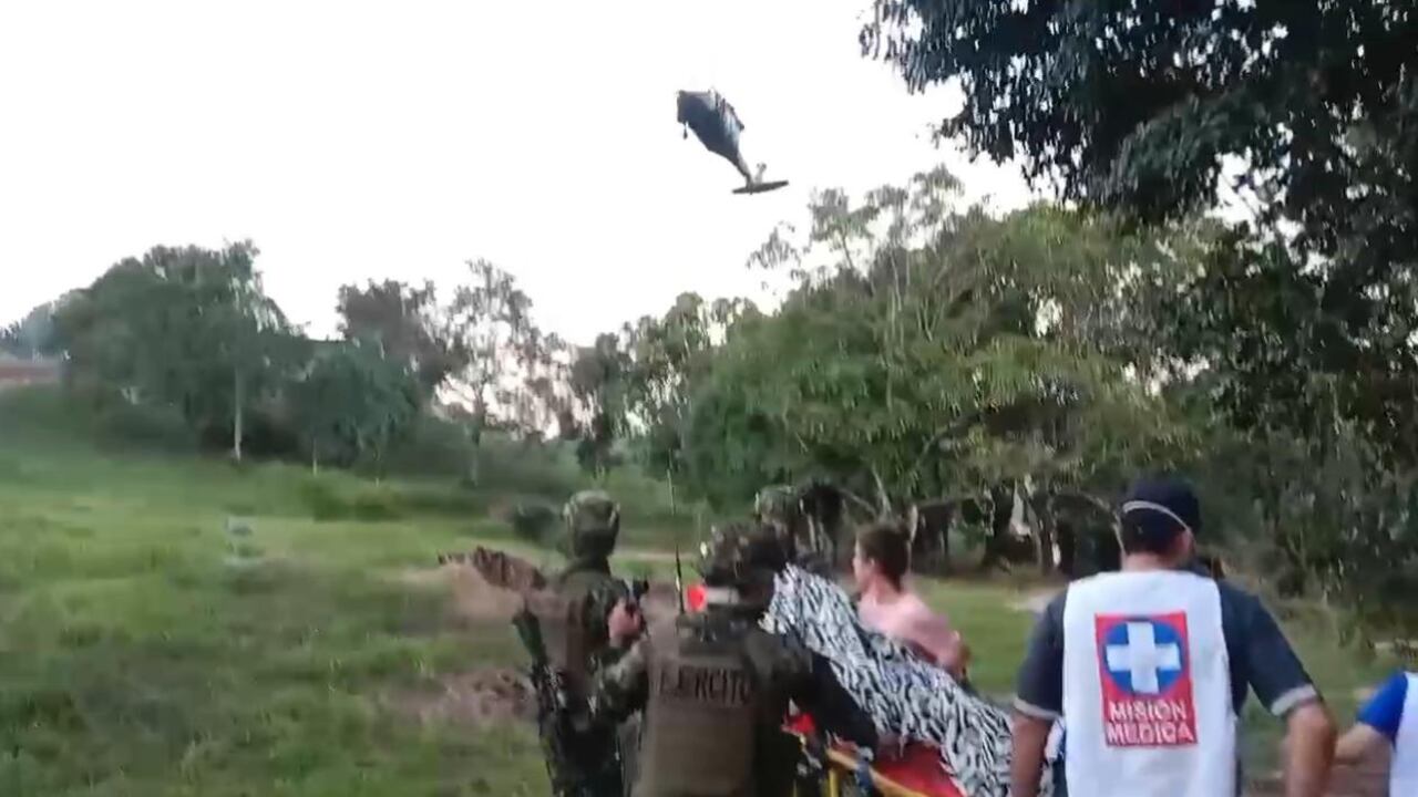 Momento en el que un helicóptero del Ejército evacúa a civiles heridos.