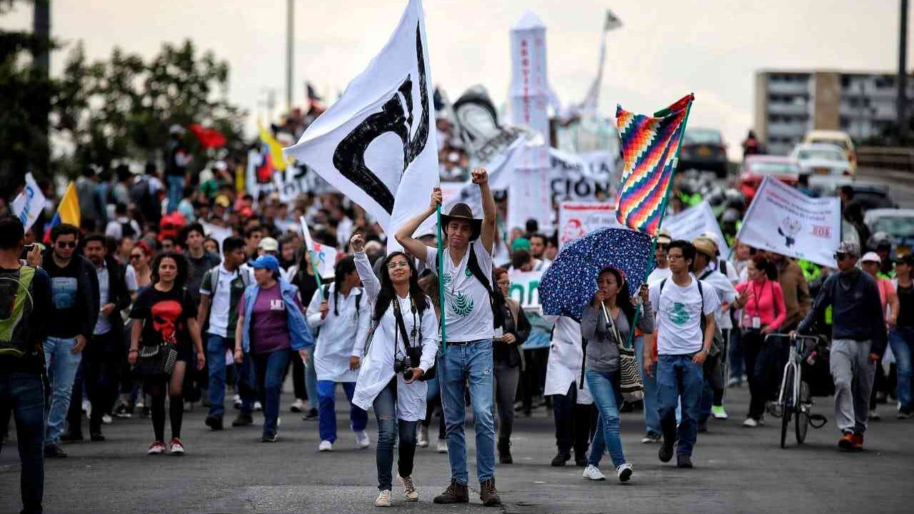 El pasado 26 de octubre los rectores, directivos de las instituciones técnicas y tecnológicas, Ministerio de Educación e Iván Duque. Sin embargo, la decisión no caló muy bien entre los estudiantes, quienes saldrán a marchar el miércoles 31 de octubre de nuevo. Foto marcha: Esteban Vega.
