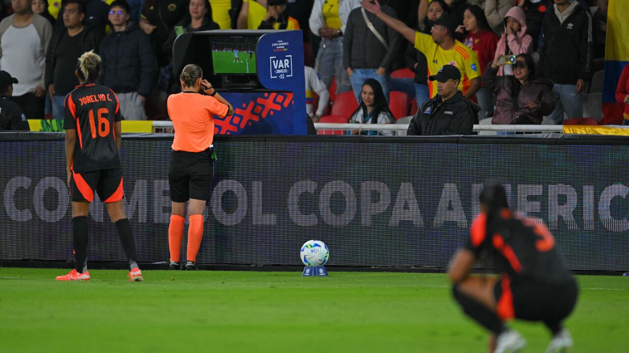 Ivana Projkovska, jueza del partido Colombia vs. Argentina por Copa América femenina, volvió a negarle otro penal a La Tricolor.