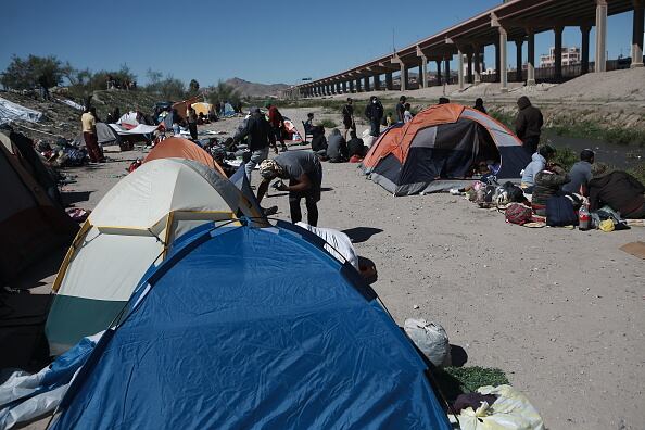 Campamento de migrantes cerca del Río Bravo.