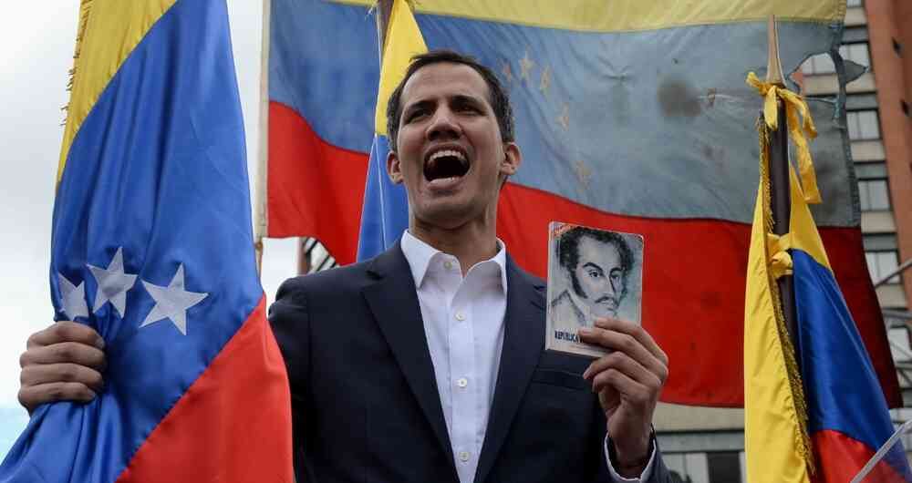 Juan Guidó toma juramento como presidente de Venezuela. Crédito: AFP. 