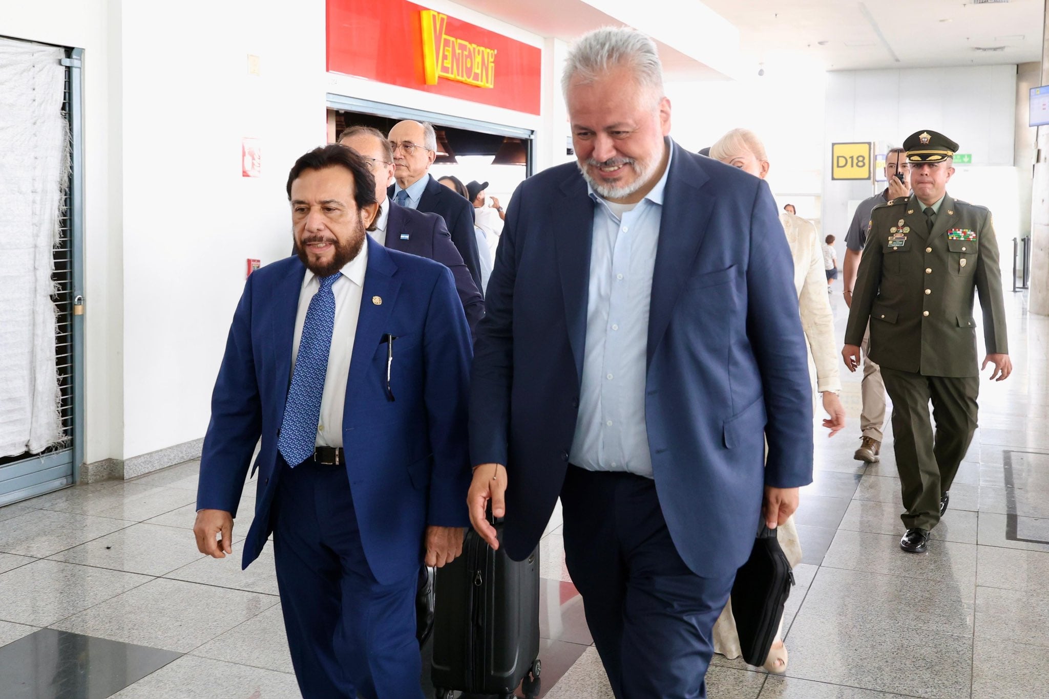 Llegada de la delegación de El Salvador a Cali para la posesión presidencial.