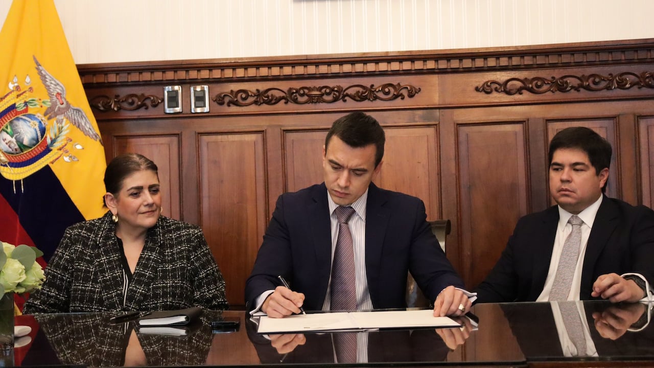 El máximo mandatario firmó el decreto este viernes, convirtiéndose esta en su primera gran decisión.