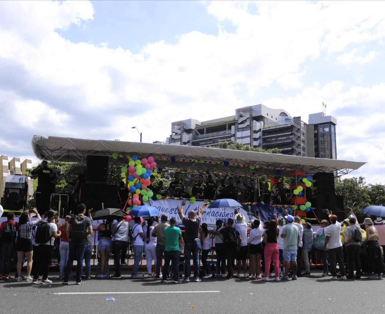 Desfile de Autos Clásicos y Antiguos en Medellín.