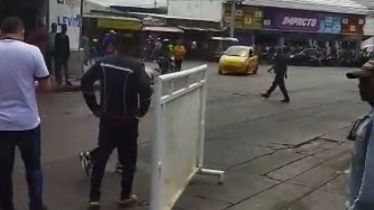 Comerciantes inconformes con vallas  que impiden la circulación de vehículos.