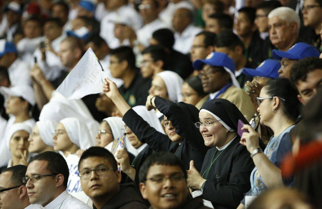 Un grupo de monjas celebran las palabras del papa Francisco. Foto: Guillermo Torres// SEMANA. 