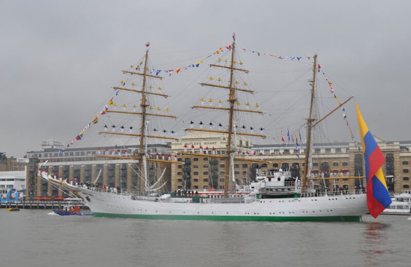 La tripulación está conformada por 81 cadetes, 13 oficiales, 60 suboficiales, 3 oficiales invitados en representación del Ejército, Policía y Fuerza Aérea de Colombia, 6 oficiales extranjeros de la República Dominicana, México, Perú, Chile, Honduras y Ecuador y un perro marino de élite, llamado Argos.