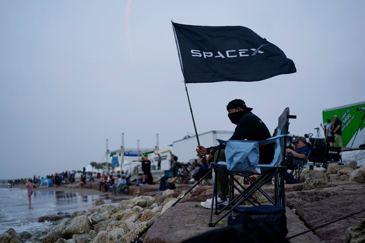 El lanzamiento del cohete Starship, de SpaceX también despertó la curiosidad de los habitantes de la zonas cercanas en Texas, quienes acudieron al ugares próximos a la base de lanzamiento para apreciar el 'espectáculo'.