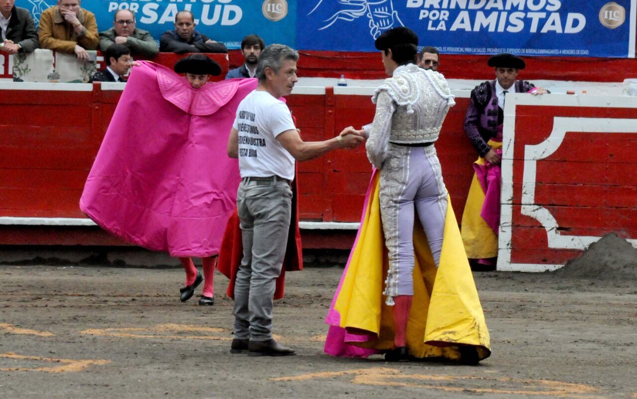 El torero Sebastián Castella, fue testigo de los muletazos que le dio Guillermo Perlaruiz a su toro.