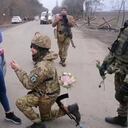 Un soldado ucraniano le pide matrimonio a su novia y se casa ese mismo día.