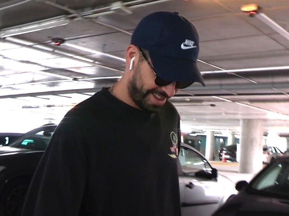 Gerard Piqué reaparece sano, salvo y sin poder contener la risa con sus memes tras su épica caída en México