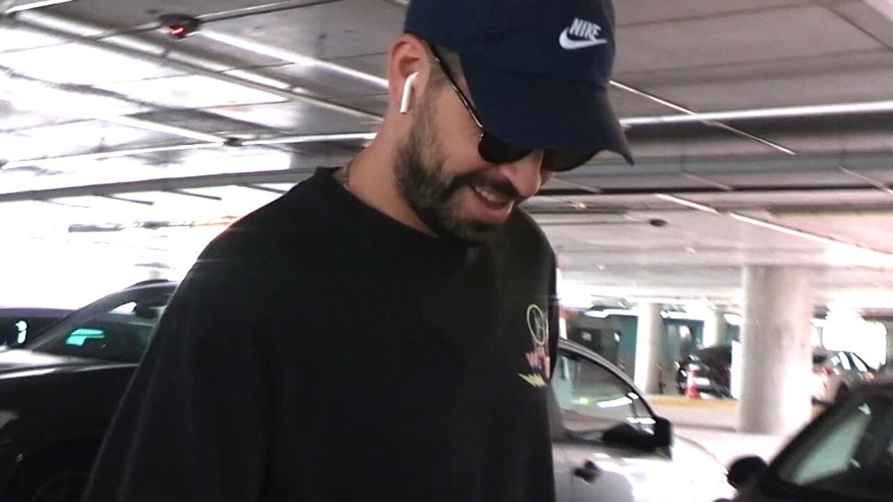 Gerard Piqué reaparece sano, salvo y sin poder contener la risa con sus memes tras su épica caída en México