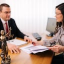 La Espriella Lawyers no solo se ha destacado en el ámbito legal, sino también en la creación de empleo y la expansión geográfica. Con sedes en Bogotá, Barranquilla y Medellín, la firma ha logrado un crecimiento sostenido, ofreciendo sus servicios a una amplia gama de clientes, desde inversionistas extranjeros hasta emprendedores locales.