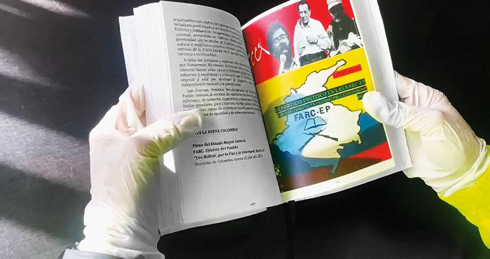     En un operativo las autoridades encontraron cuadernos y documentos con los que las disidencias de Iván Mordisco están adoctrinando a menores de edad en Caquetá y Meta. 