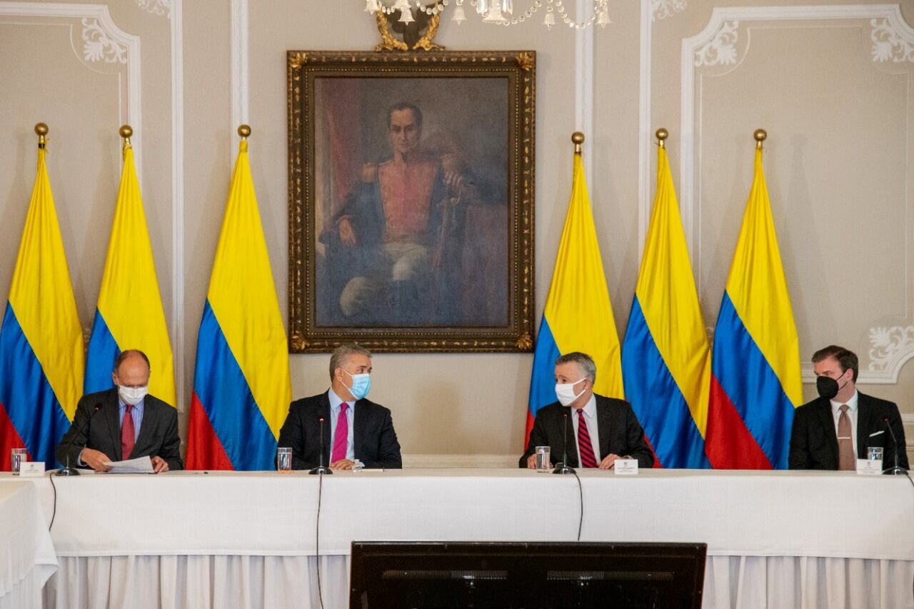 Iván Duque presidente de Colombia con Philip Goldberg embajador de Estados Unidos en Colombia