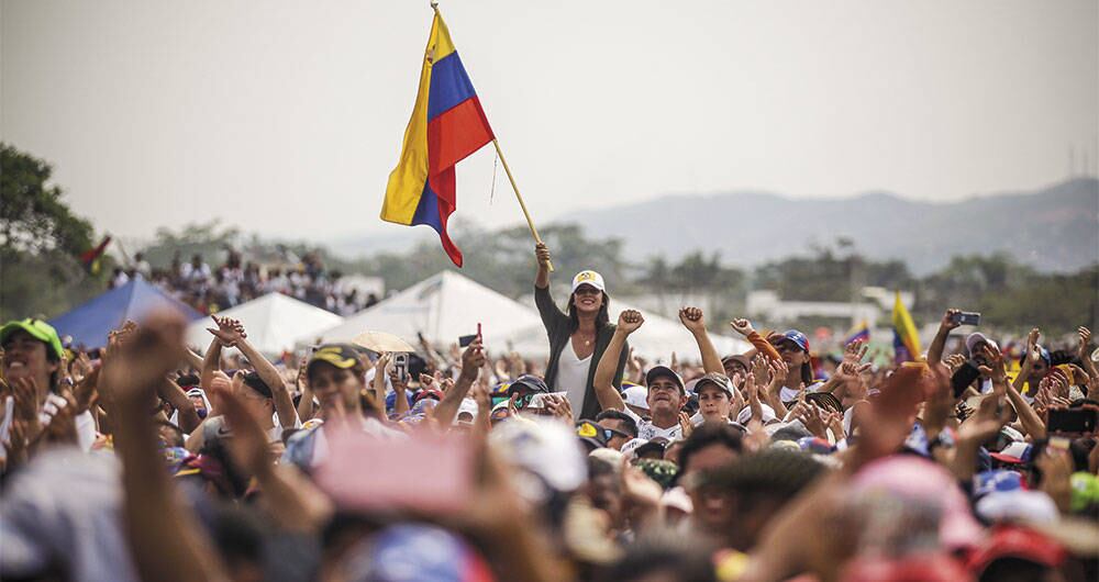 (22 febrero 2019) En Cúcuta, a unos metros de la frontera de Colombia con Venezuela, se llevó a cabo el “Venezuela Live Aid”, un concierto para recoger donaciones e invitar a las naciones para que se sumaran “a la defensa de las libertades”. Así lo anunciaron Iván Duque y Juan Guaidó desde un Instagram Live. El concierto convocó a grandes artistas latinoamericanos como Juanes, Ricardo Montaner y Luis Fonsi, quienes se sumaron con un claro mensaje de esperanza y libertad para el pueblo venezolano. Si bien ese día el ambiente era de armonía y esperanza, la verdadera tensión se vivió al día siguiente. 