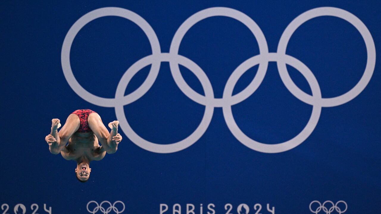 Luis Felipe Uribe en uno de sus saltos durante la semifinal del trampolín 3 metros