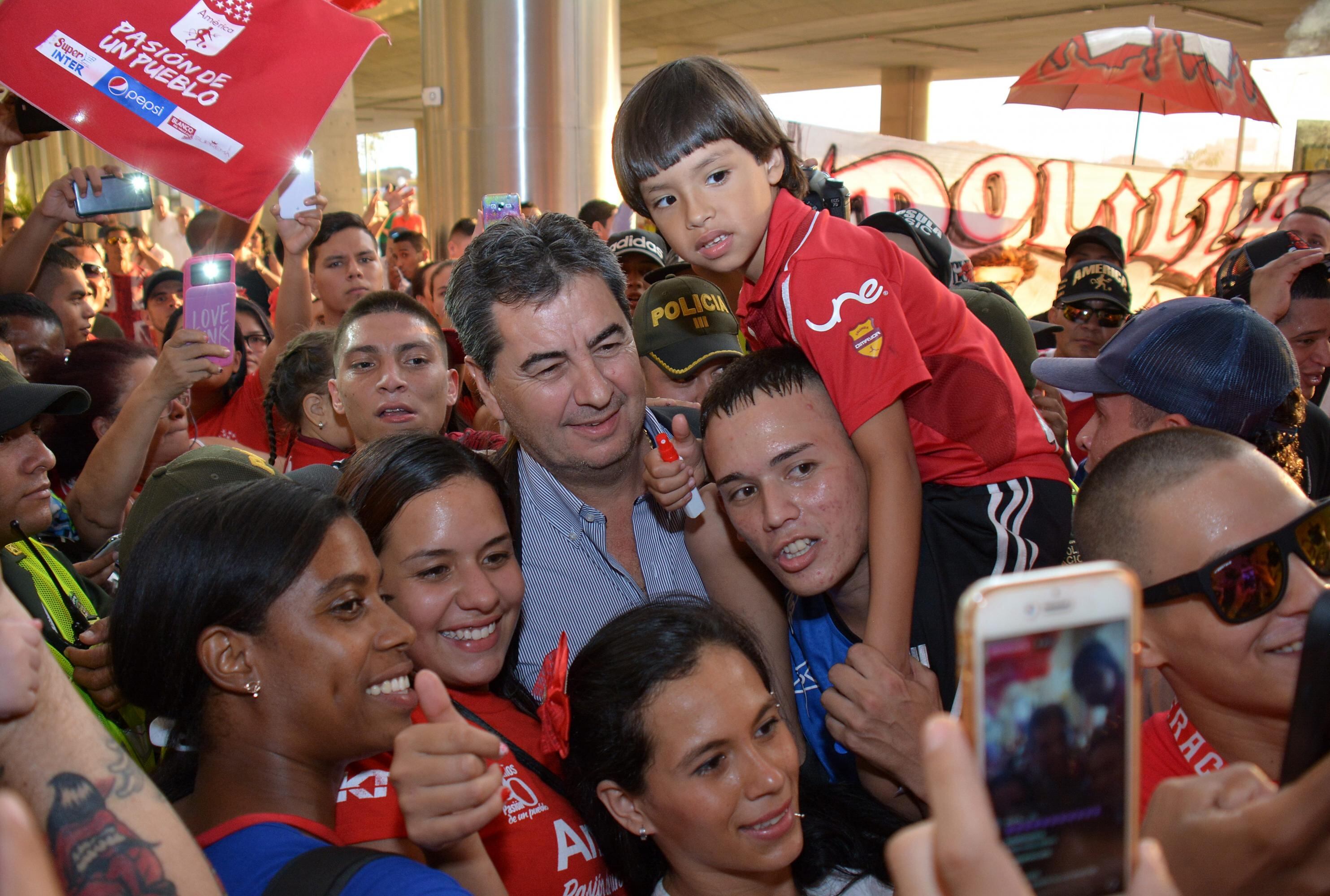 Recibimiento de la hinchada de América a Jorge 'Polilla' Da Silva.