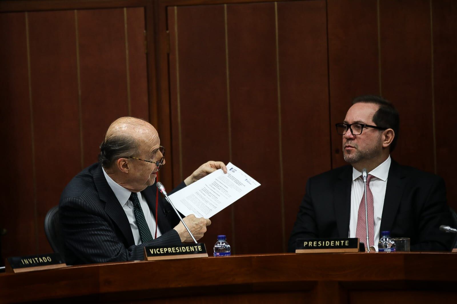 Canciller Álvaro Leyva asiste a un debate de control político en la Comisión Segunda del Senado