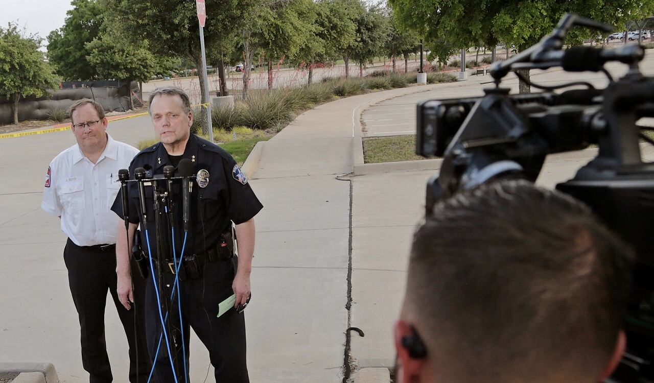 Las autoridades dieron la información a los medios de comunicación sobre lo ocurrido en el mall de Dallas