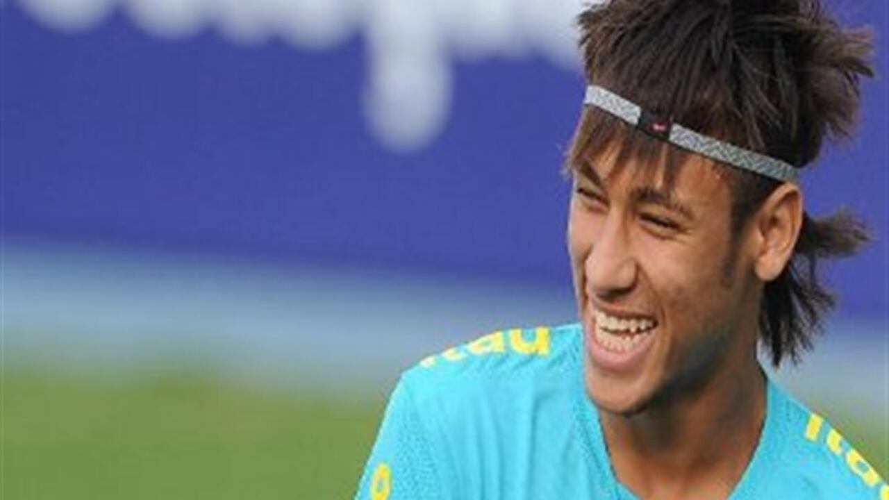 A Neymar se le puede ver vestido de Elvis, Tarzán o de marciano para promocionar helados, bailar casi desnudo para promocionar ropa interior o bailar 'Single Ladies' con el uniforme de la selección brasileña para una marca de alimentos.