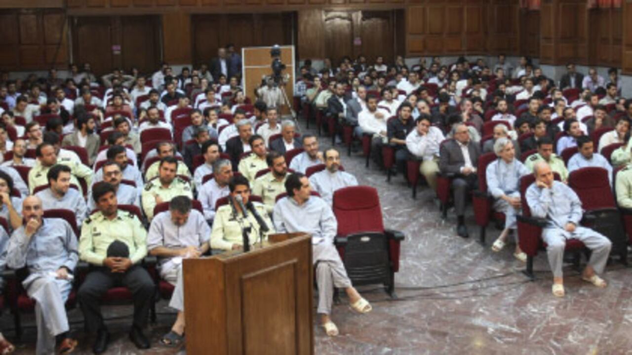 La periodista Fariba Pajooh enfrenta acusaciones por colaborar con la prensa extranjera. En Teherán se desarrolla un juicio masivo comparado con la justicia estalinista