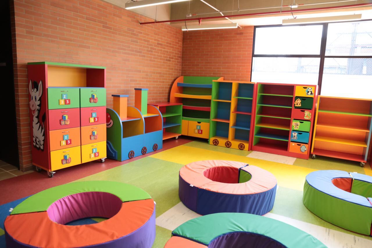 Bogotá entrega el primer colegio público donde la bici es el
centro del proceso pedagógico