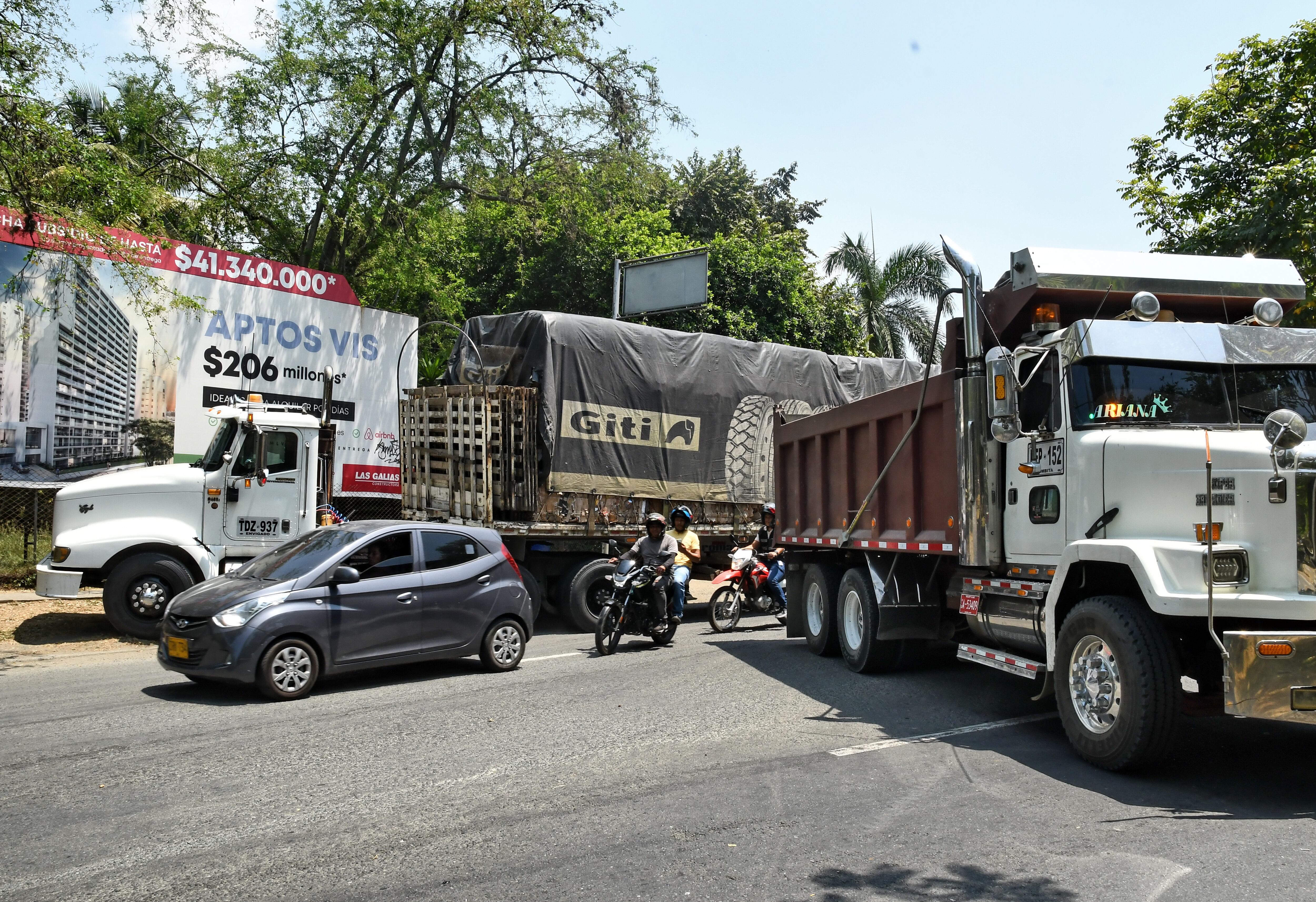 Bloqueos en Yumbo y el paso del comercio por el paro de camioneros. fotos Wirman Rios.