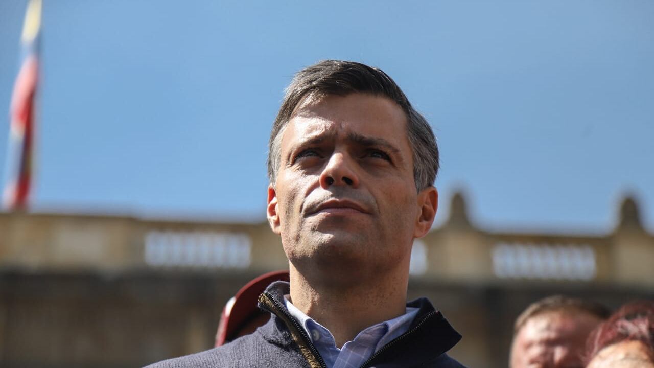 Leopoldo López fue sentenciado en 2015 a casi 14 años de prisión, acusado de incitación a la violencia.