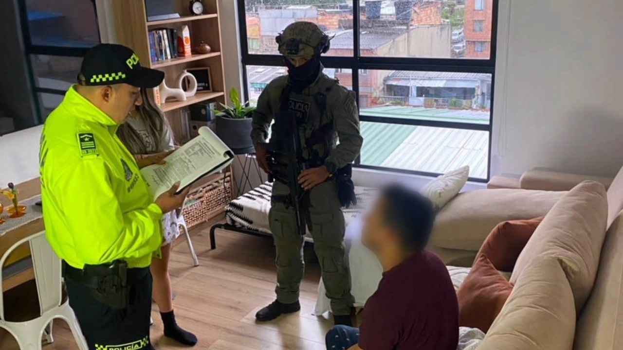 Momento de la captura de un presunto cabecilla de una red de trata de personas hacía España.