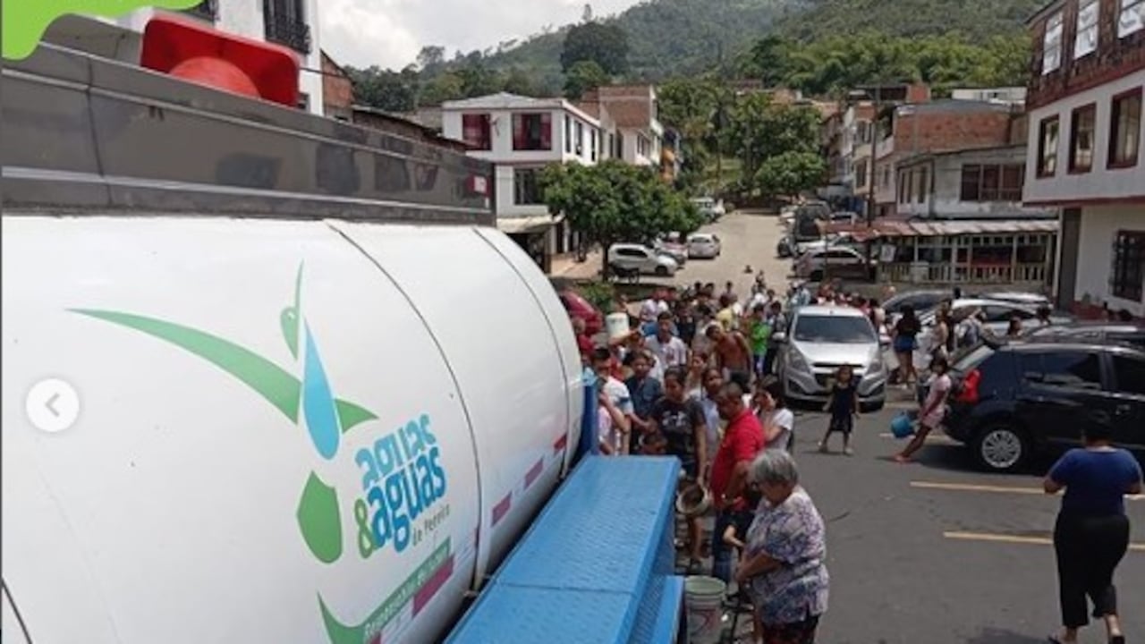 El agua es entregada a la comunidad con medios alternativos