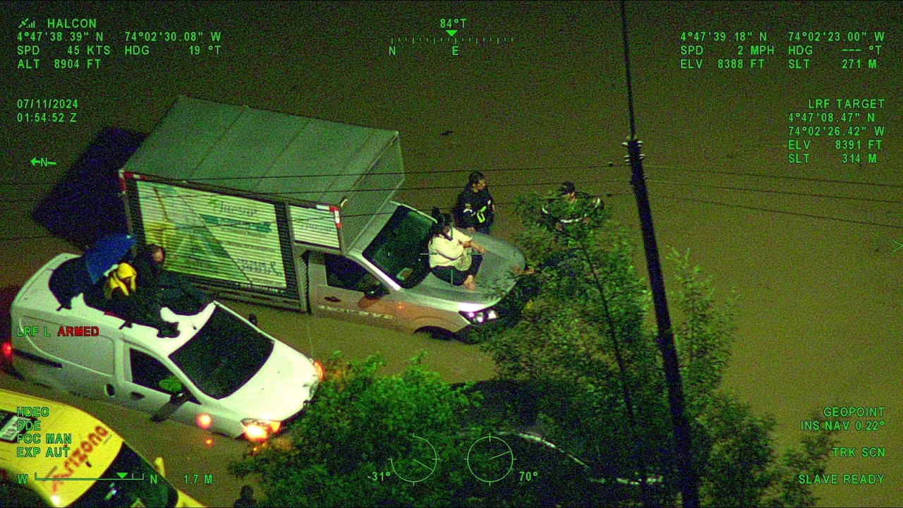 En algunos casos, el nivel del agua llegó a superar las ventanillas de los autos.