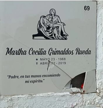 Los ladrones se robaron los floreros de bronce.