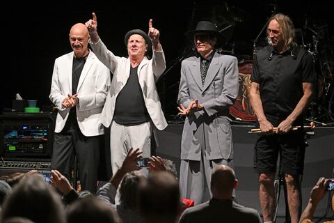 Tony Levin, Adrian Belew, Steve Vai, y Danny Carey, de la superbanda BEAT, en uno de los 64 shows que tocaron en 2024. El 30 de abril de 2025, el turno es para Bogotá. Foto: Stephen J. Cohen.