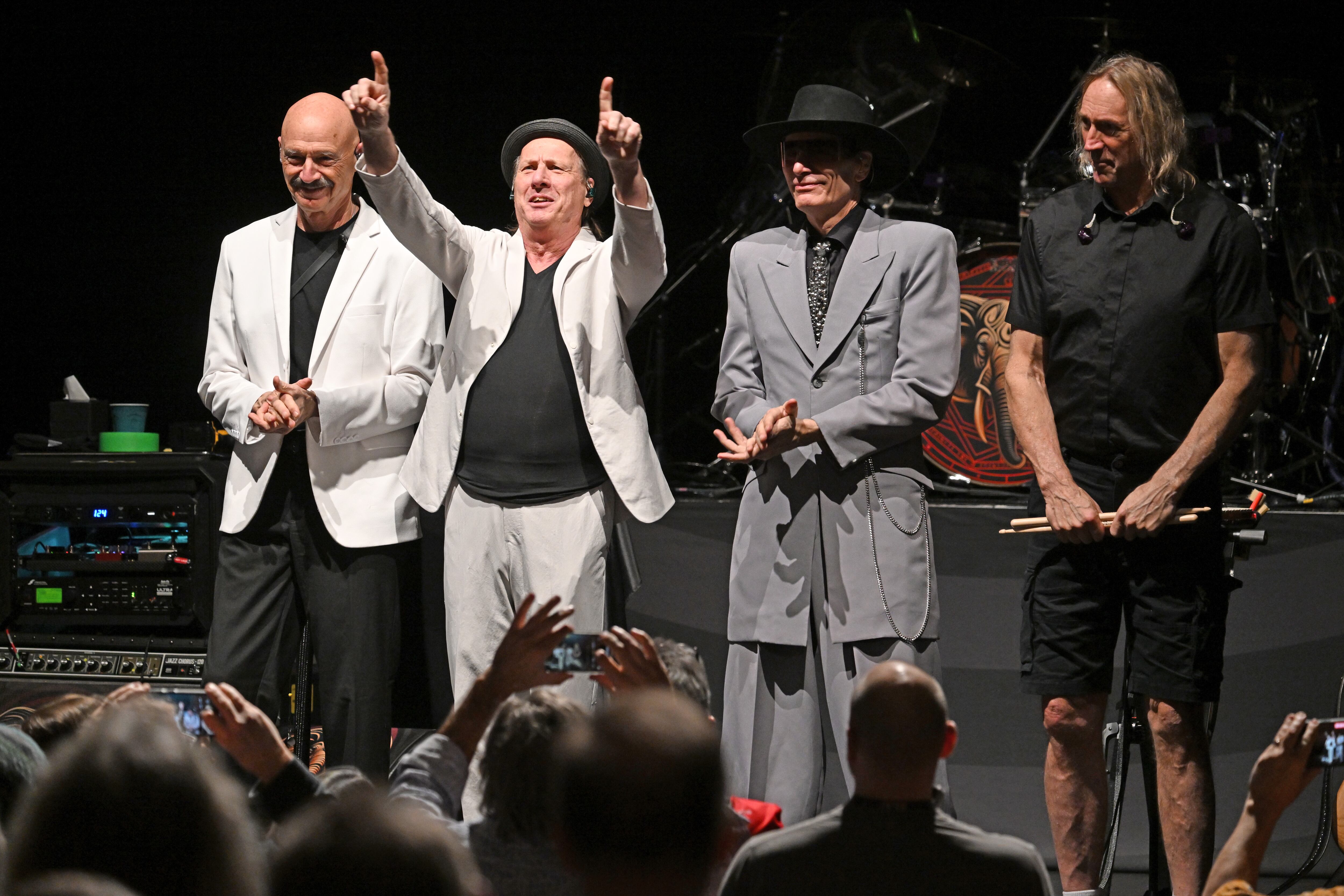Tony Levin, Adrian Belew, Steve Vai, y Danny Carey, de la superbanda BEAT, en uno de los 64 shows que tocaron en 2024. El 30 de abril de 2025, el turno es para Bogotá. Foto: Stephen J. Cohen.