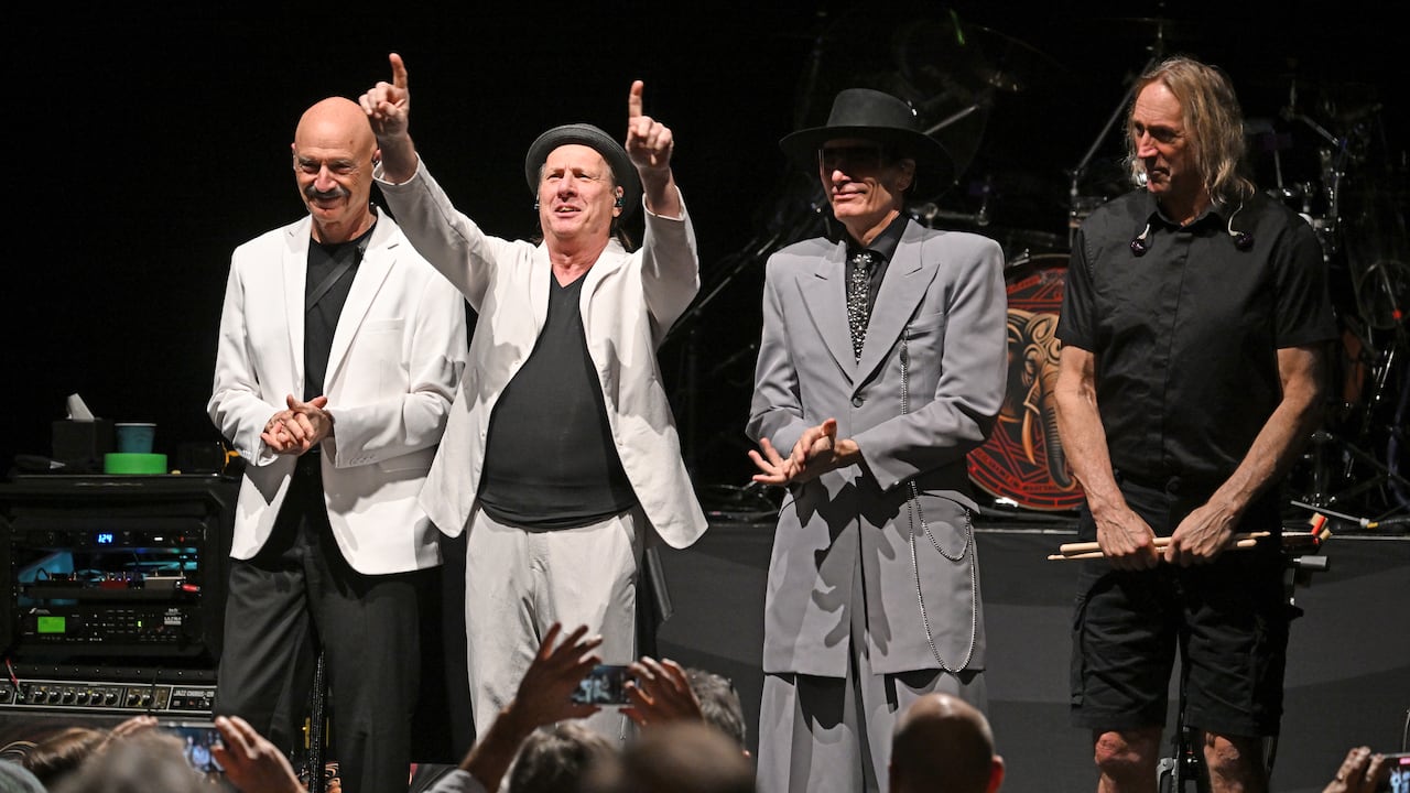 Tony Levin, Adrian Belew, Steve Vai, y Danny Carey, de la superbanda BEAT, en uno de los 64 shows que tocaron en 2024. El 30 de abril de 2025, el turno es para Bogotá. Foto: Stephen J. Cohen.