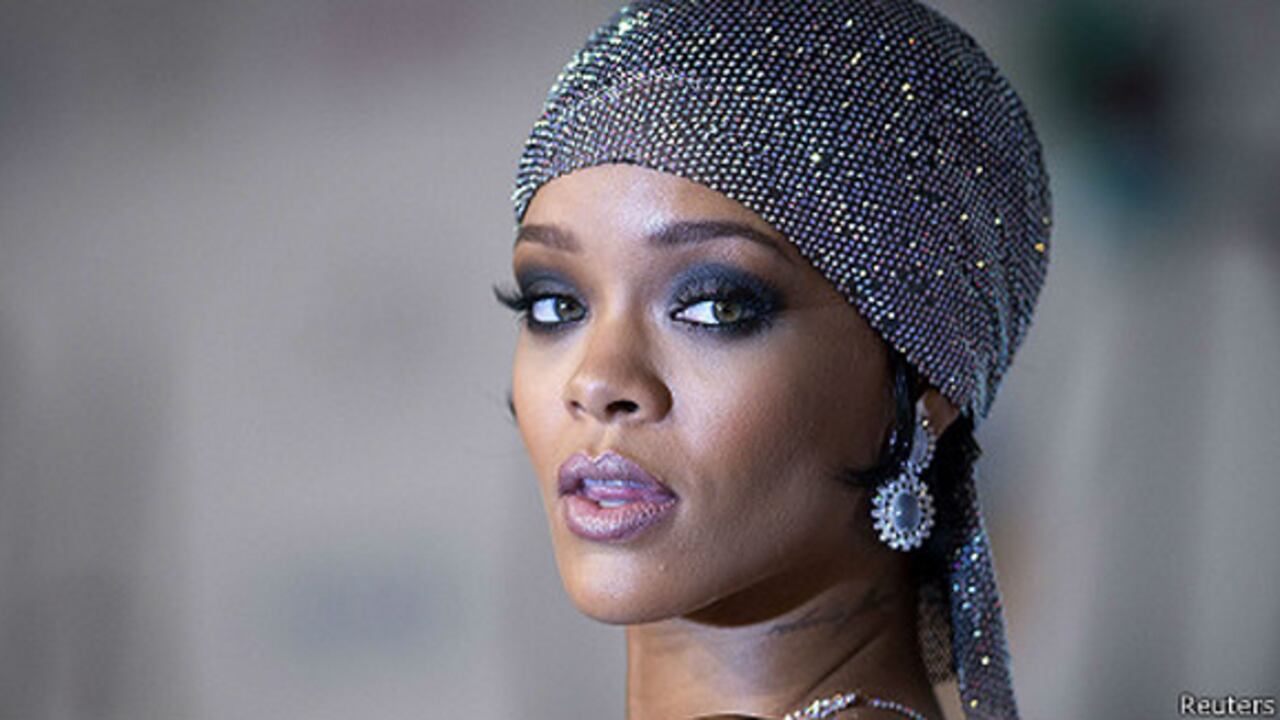 Rihanna, concentrada ahora más en su faceta de empresaria que en la de cantante, enfrenta el descontento de todo un país por sus acciones en redes sociales.