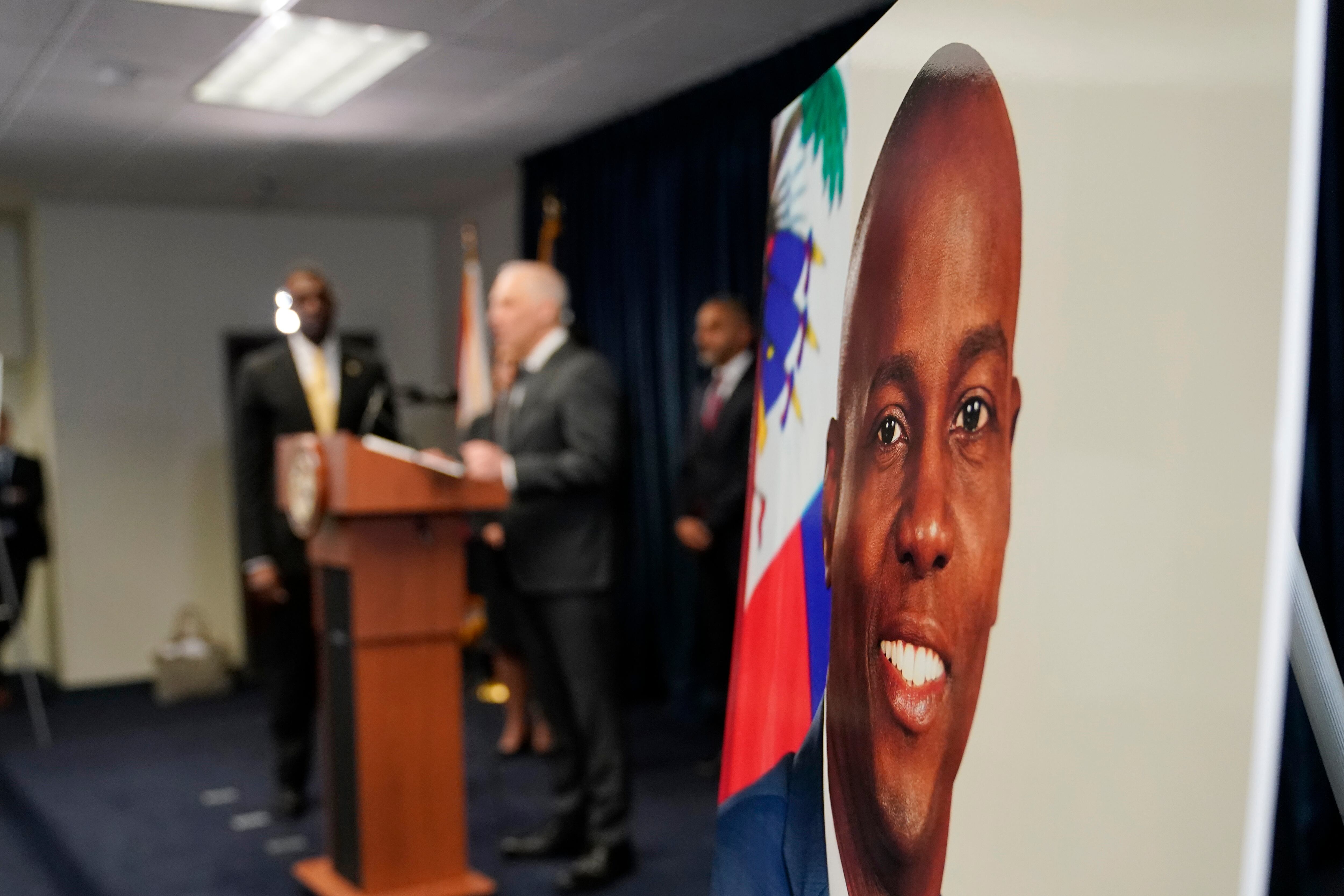 ARCHIVO - Una imagen del presidente haitiano Jovenel Moïse se muestra en una conferencia de prensa el 14 de febrero de 2023 en Miami. Un juez federal de Miami condenó el viernes 27 de octubre de 2023 a Germán Alejandro Rivera García, un oficial retirado del ejército colombiano, a cadena perpetua por su papel en el complot para matar a Moïse el 7 de julio de 2021. (AP Foto/Lynne Sladky, Archivo)