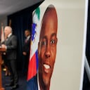 ARCHIVO - Una imagen del presidente haitiano Jovenel Moïse se muestra en una conferencia de prensa el 14 de febrero de 2023 en Miami. Un juez federal de Miami condenó el viernes 27 de octubre de 2023 a Germán Alejandro Rivera García, un oficial retirado del ejército colombiano, a cadena perpetua por su papel en el complot para matar a Moïse el 7 de julio de 2021. (AP Foto/Lynne Sladky, Archivo)