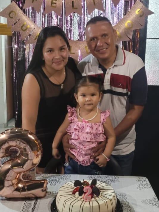 Angie Moreno junto a su hija y su esposo, el parapentista Luis Adriano Sanabria, desaparecido el 25 de mayo.