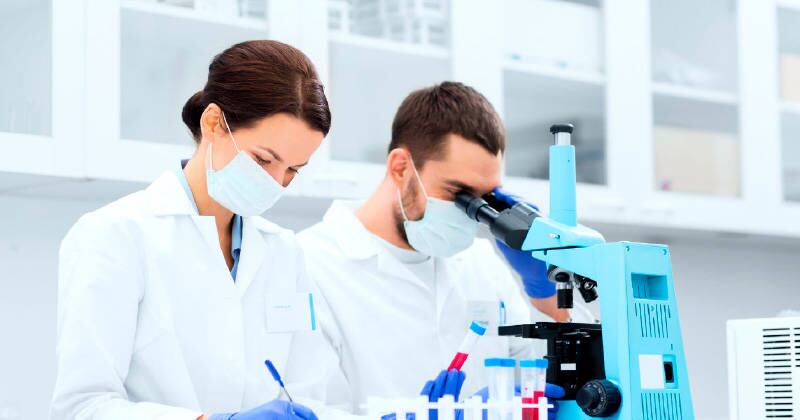 Los médico deben recetar diferentes exámenes para dar un diagnóstico sobre un posible cáncer.