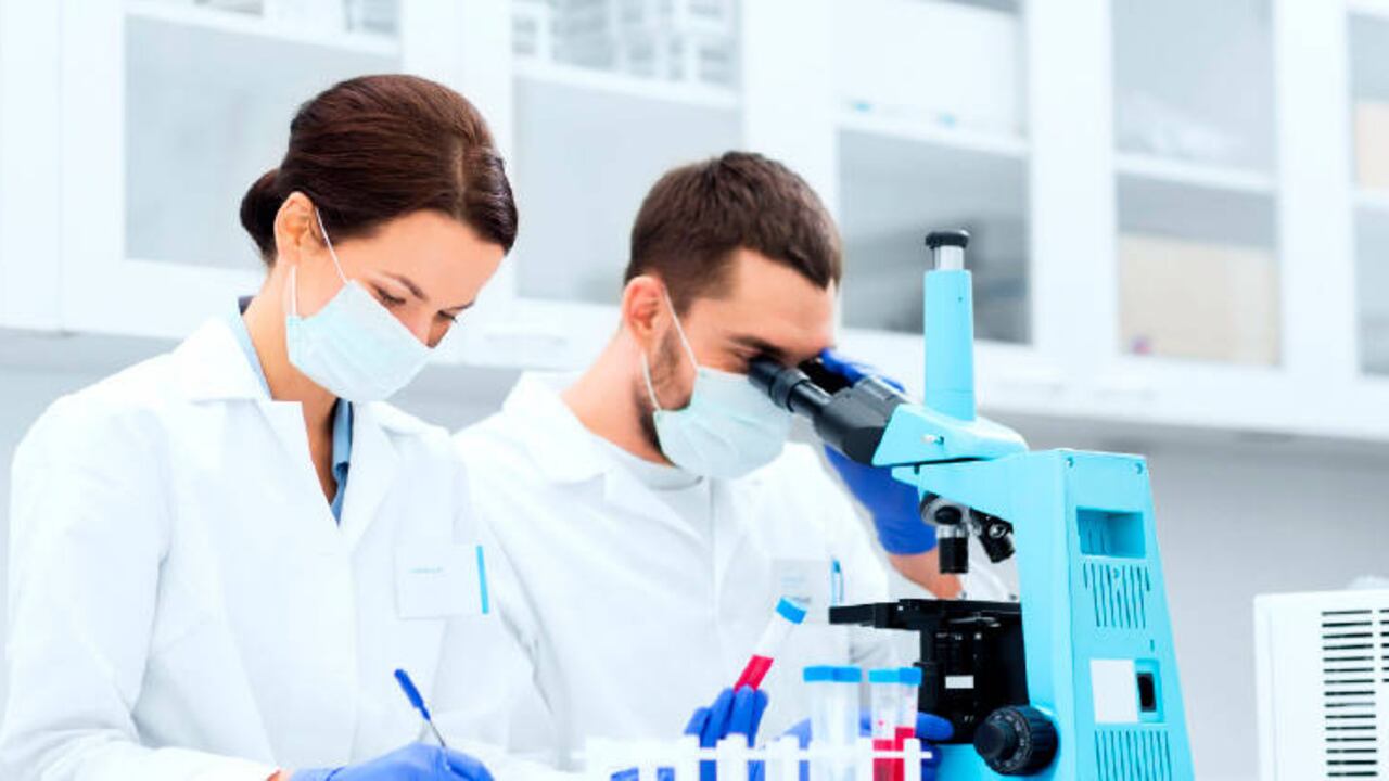 La biopsia líquida no es invasiva, como la tradicional, pues solo requiere una muestra de cinco mililitros de sangre