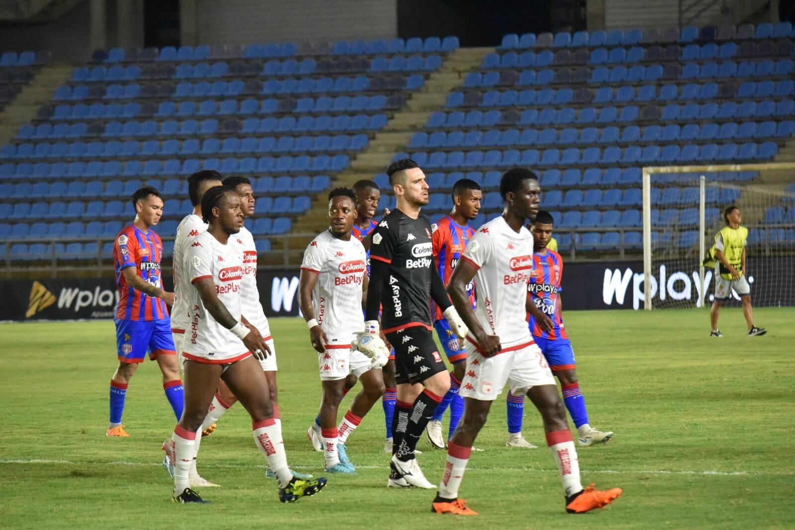 Los jugadores de Santa Fe reaccionan a la derrota parcial en Santa Marta.