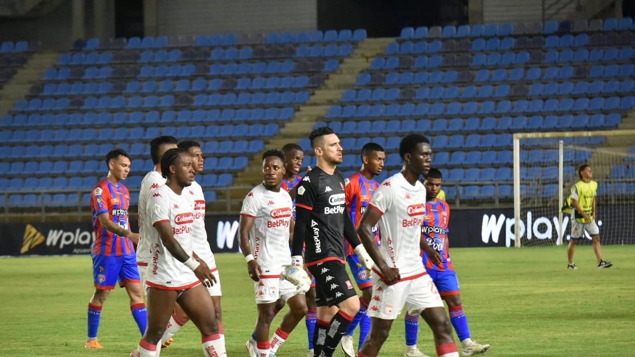 Los jugadores de Santa Fe reaccionan a la derrota parcial en Santa Marta.
