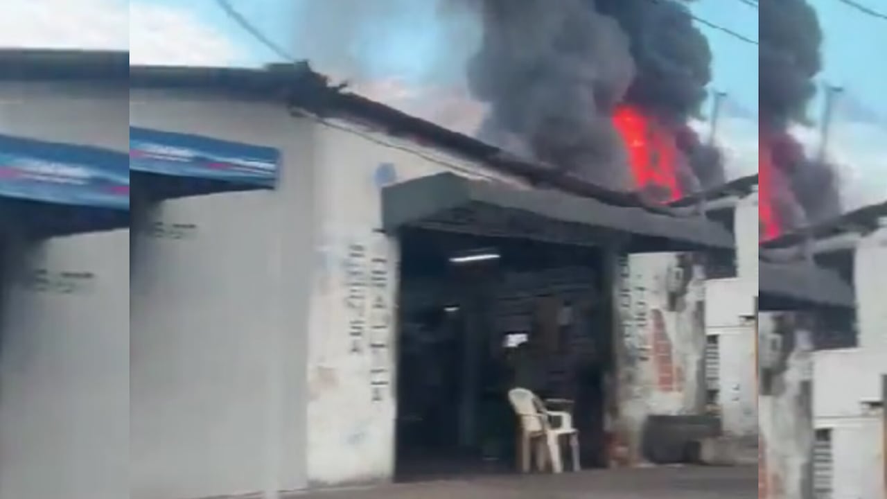 Unidades del Cuerpo de Bomberos Voluntarios de Medellín se encuentran en el sitio controlando la conflagración.